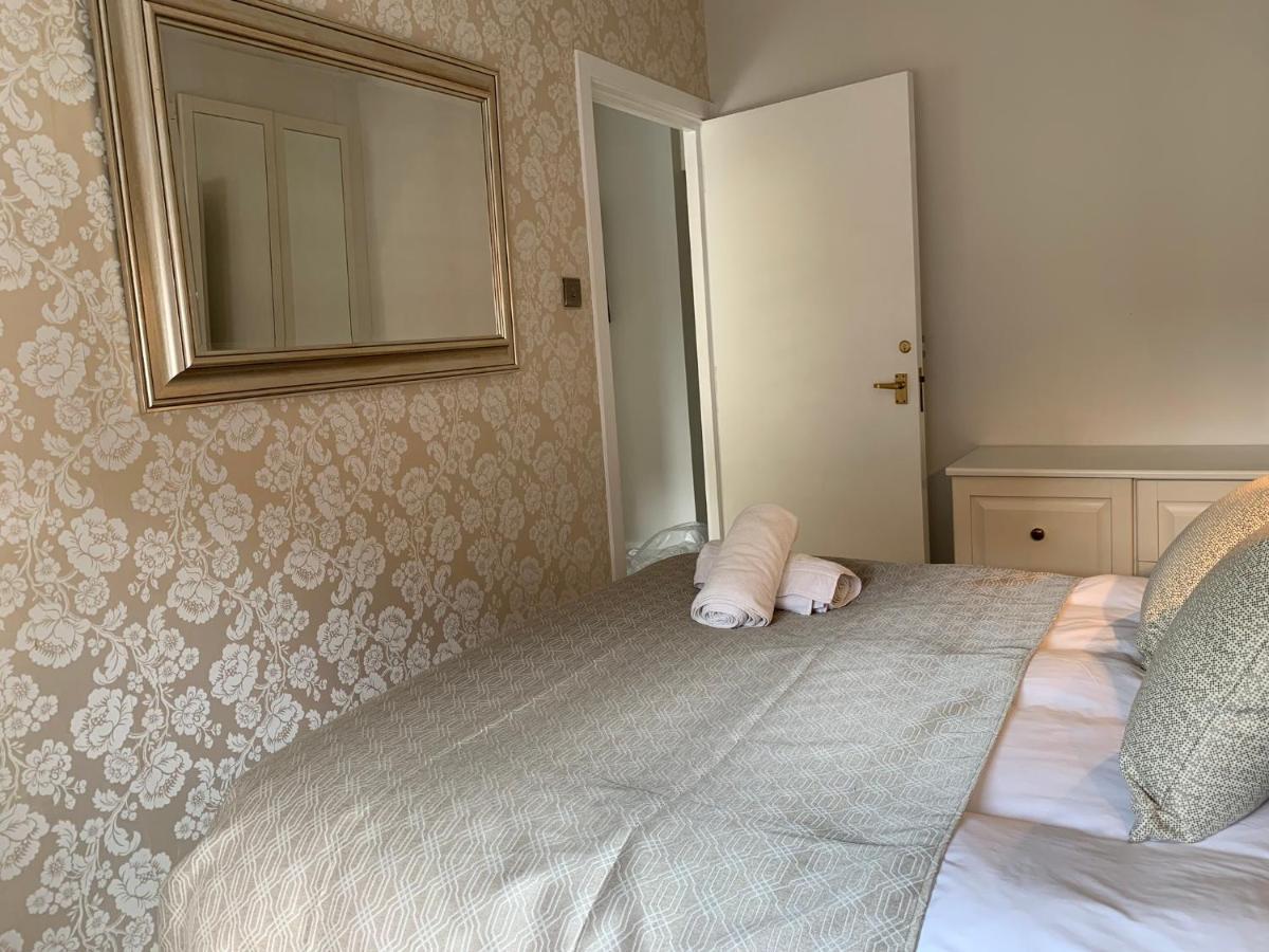 4 The Courtyard Central Windsor 2Br מראה חיצוני תמונה