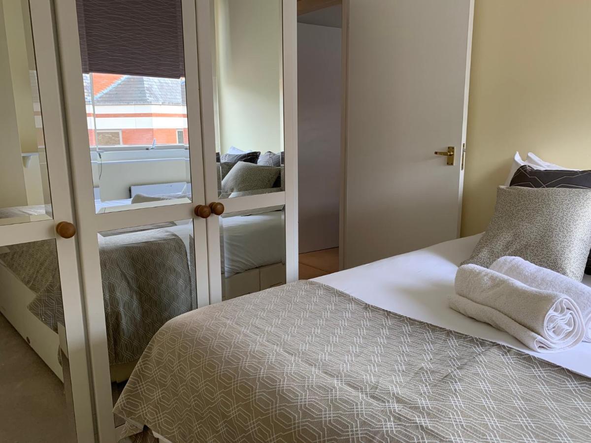 4 The Courtyard Central Windsor 2Br מראה חיצוני תמונה