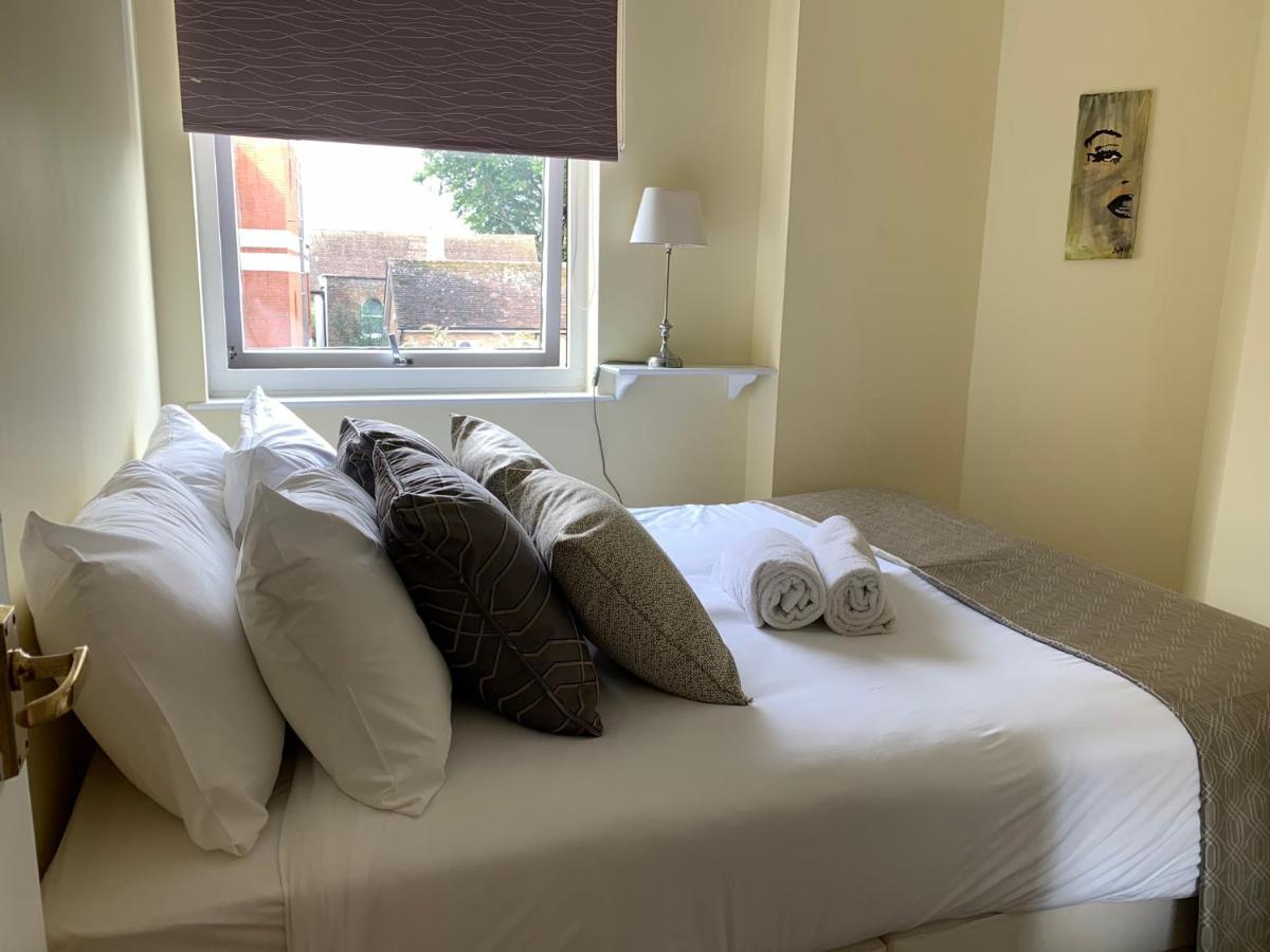 4 The Courtyard Central Windsor 2Br מראה חיצוני תמונה