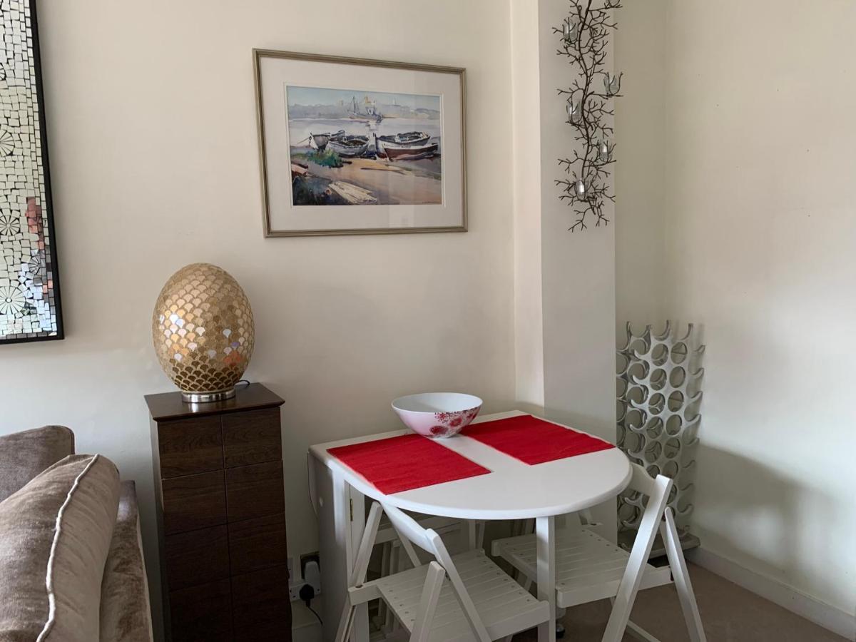 4 The Courtyard Central Windsor 2Br מראה חיצוני תמונה